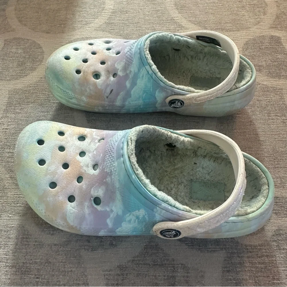 CROCS kids multicolor cloud lined cricket clogs  size 2